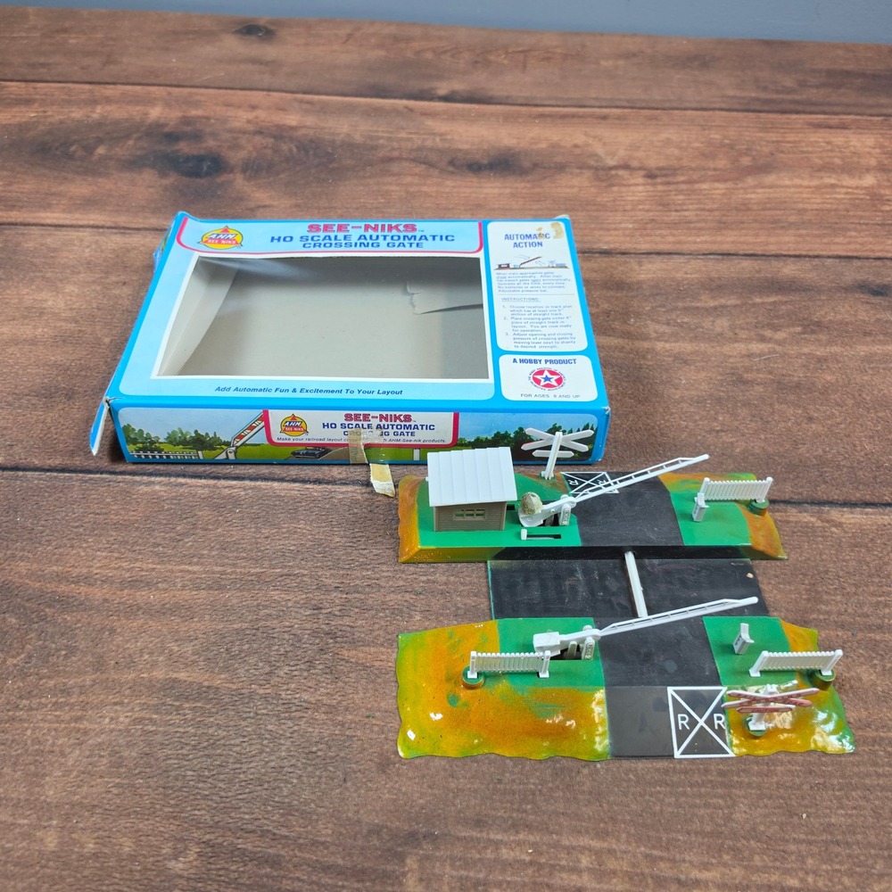 AHM See-Niks Automatic Crossing Gate HO Scale Multicolor Excellent Vintage Toy
